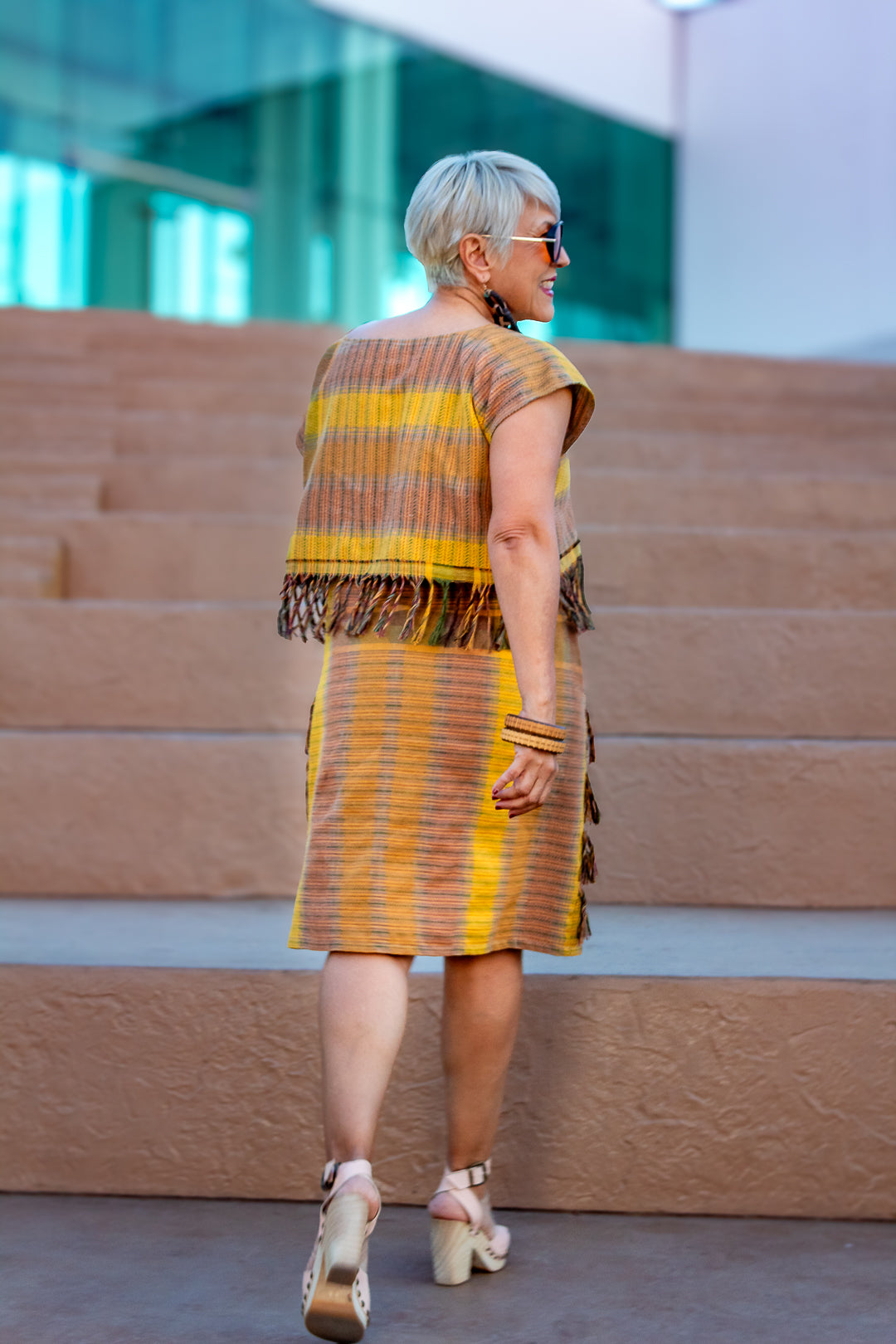 Conjunto de blusa y falda tejido a mano en telar de pedal 3