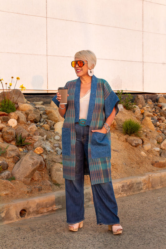 Kimono súper original que combina el textil artesanal tradicional con mezclilla que le da un toque único y original.