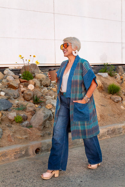 Kimono súper original que combina el textil artesanal tradicional con mezclilla que le da un toque único y original.