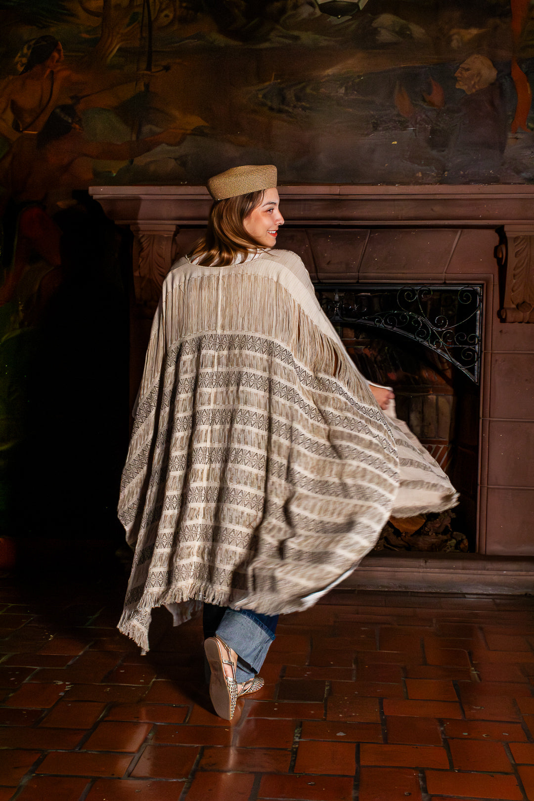 Kimono de moda mexicana artesanal, con textil tejido en telar de pedal tradicional y diseño original hecho en México.