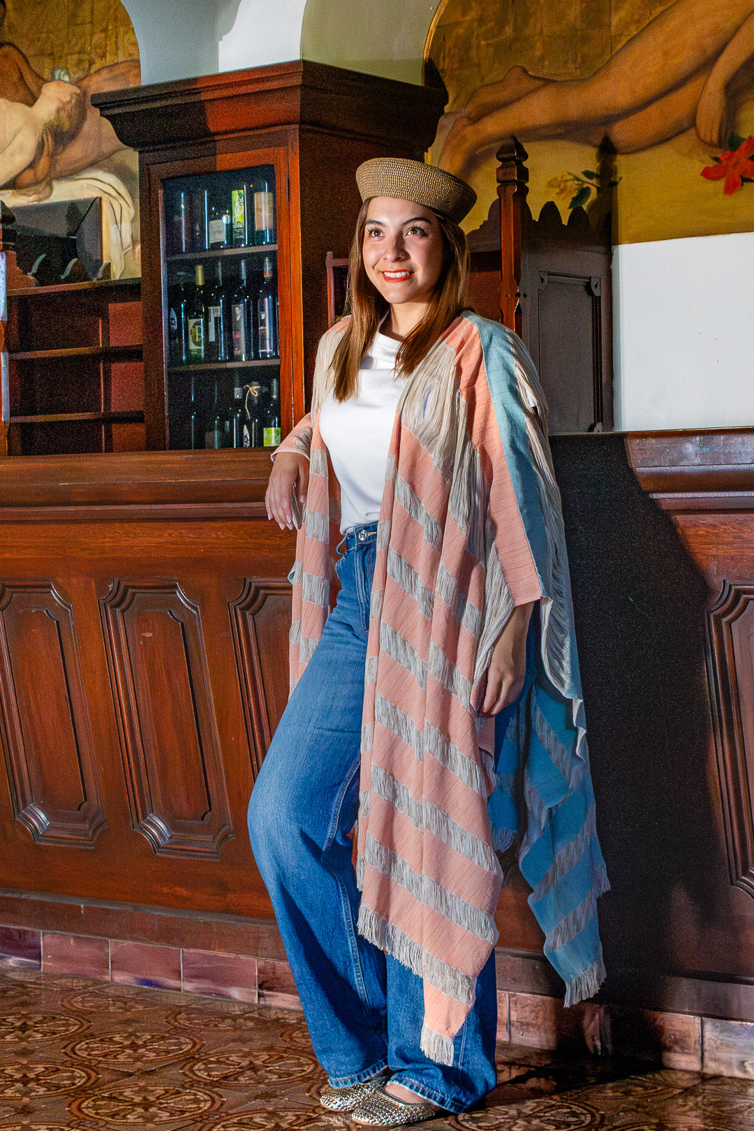 Kimono de moda mexicana artesanal, con textil tejido en telar de pedal tradicional y diseño original hecho en México.