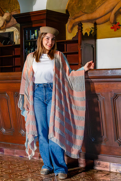 Kimono de moda mexicana artesanal, con textil tejido en telar de pedal tradicional y diseño original hecho en México.