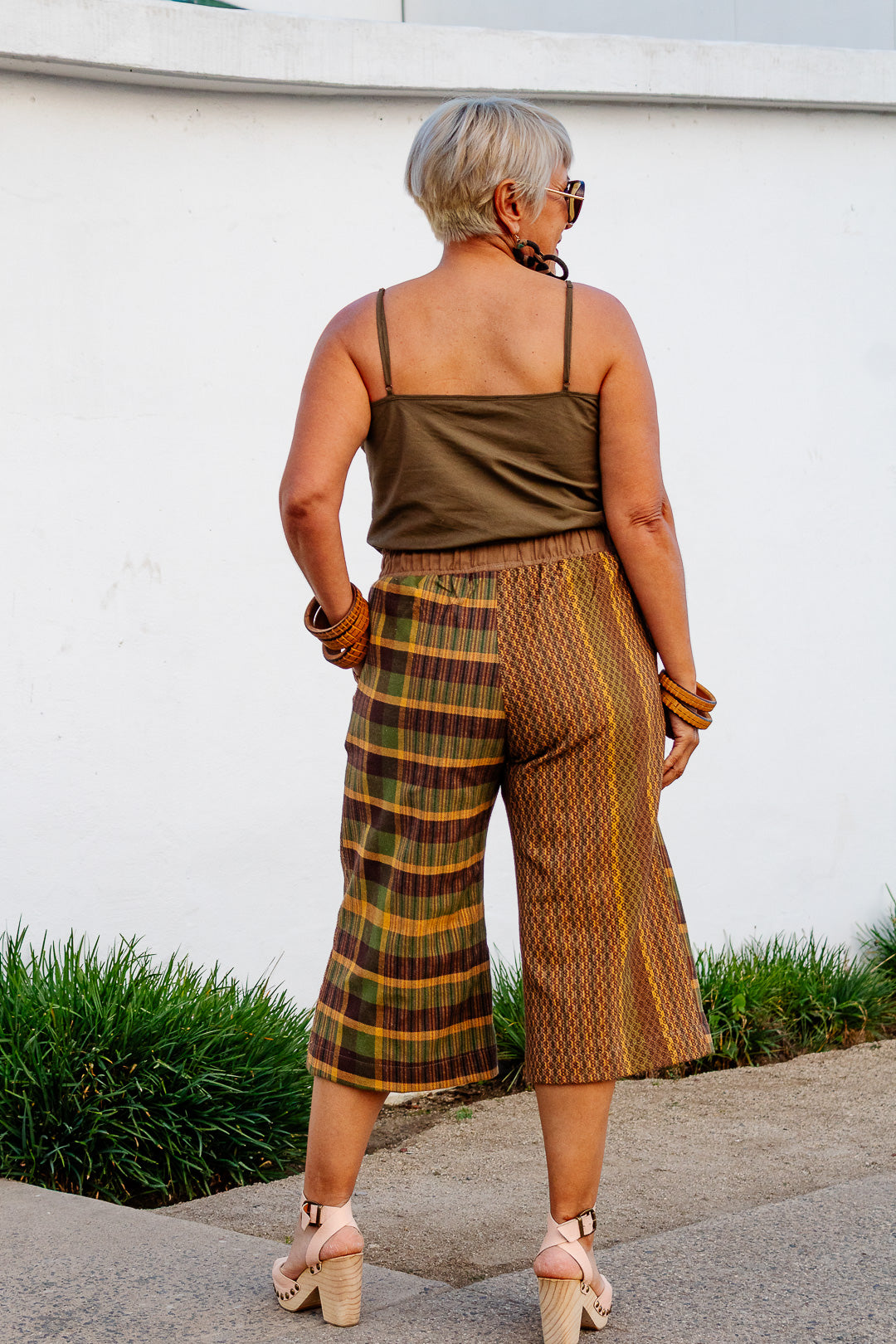 Pantalón Nexo, elaborado con textil artesanal tejido en telar de pedal (pieza única) - Nativa de Corazón. Visto de espalda.