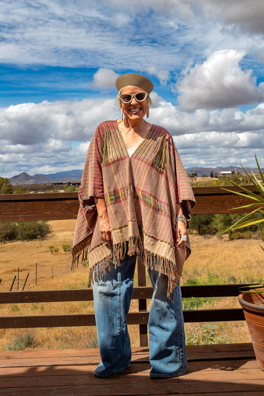 Poncho 100% artesanal, tejido con hilos de algodón en telar de pedal tradicional, por manos que le dan vida a nuetra tradición textil. Diseño impregnado de tradición, pero con estilo contemporáneo.