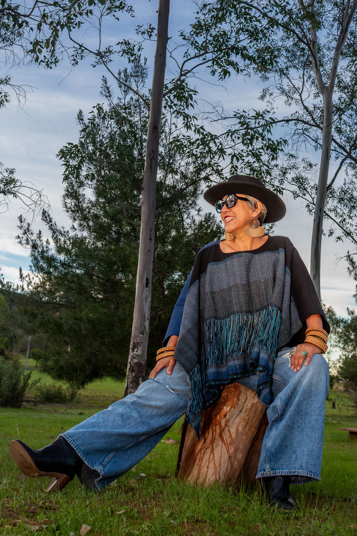 Poncho Estelar, moda con textil 100% artesanal tejido en telar de pedal tradicional - Nativa de Corazón.