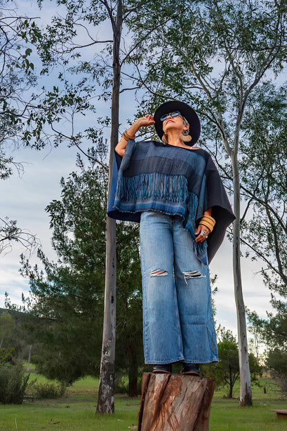 Poncho Estelar, moda con textil 100% artesanal tejido en telar de pedal tradicional - Nativa de Corazón.