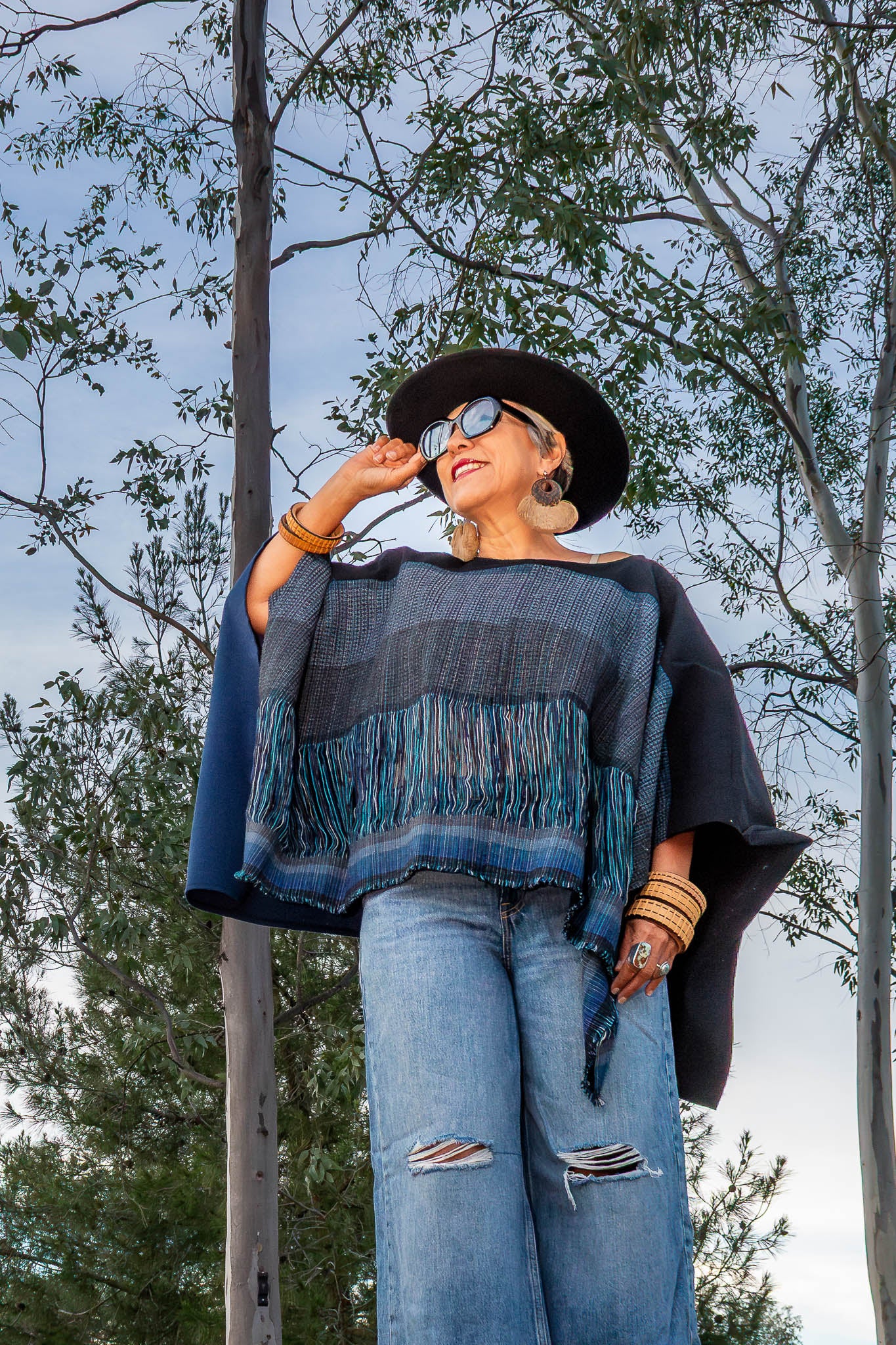 Poncho Estelar, moda con textil 100% artesanal tejido en telar de pedal tradicional - Nativa de Corazón.
