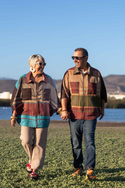 Poncho oversize unisex con cierre al frente y cuello camisero, con azul en la parte frontal inferior. Unisex. Pieza única.