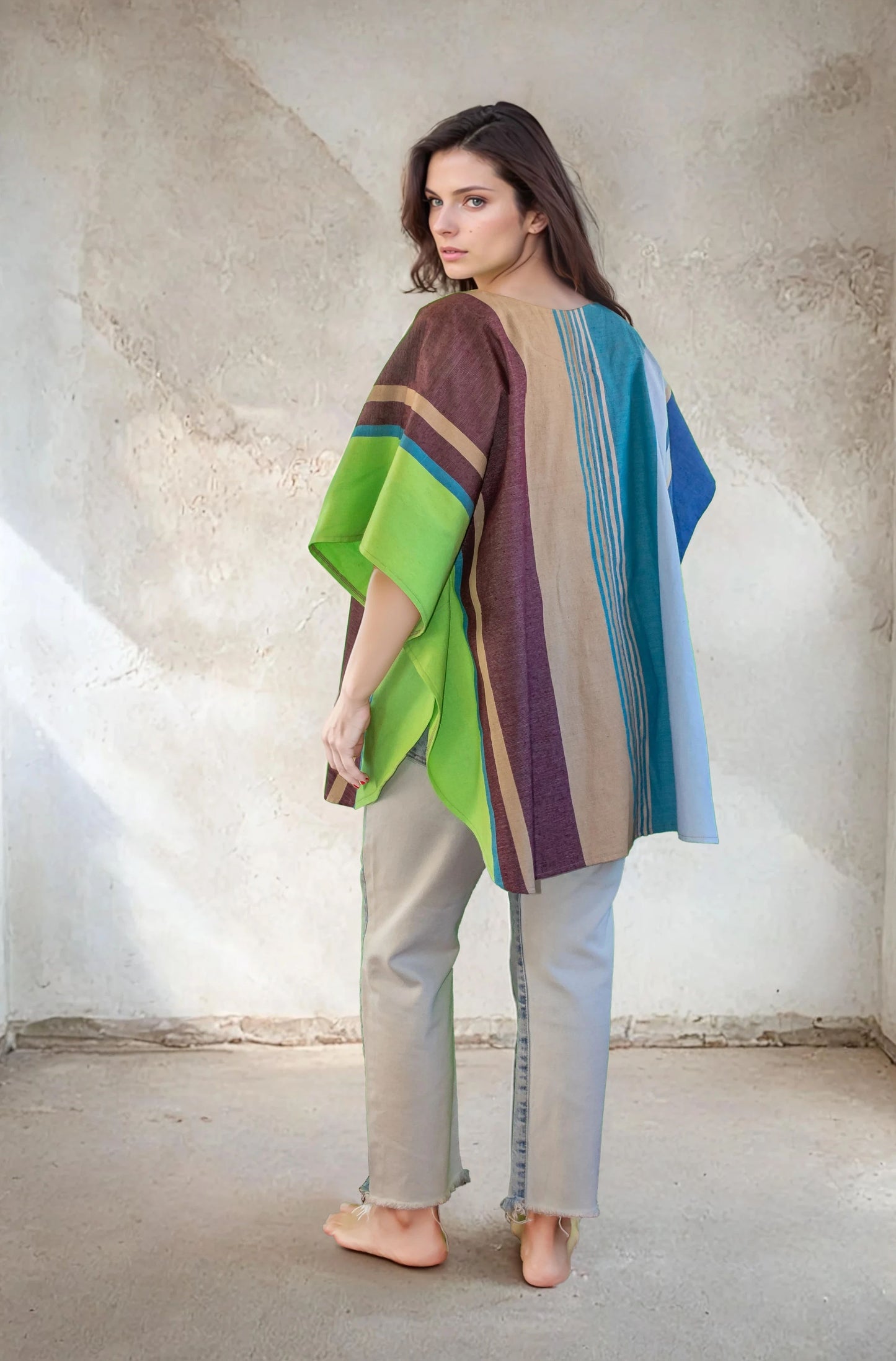 Poncho de corte oversize, unisex. Tejido 100% en telar de pedal tradicional por artesanos mexicanos. Pieza única.