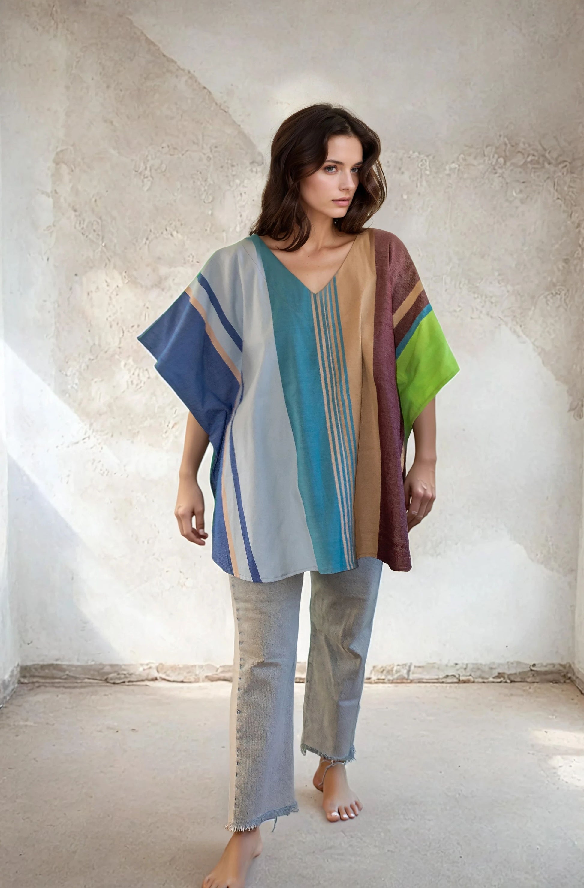 Poncho de corte oversize, unisex. Tejido 100% en telar de pedal tradicional por artesanos mexicanos. Pieza única.