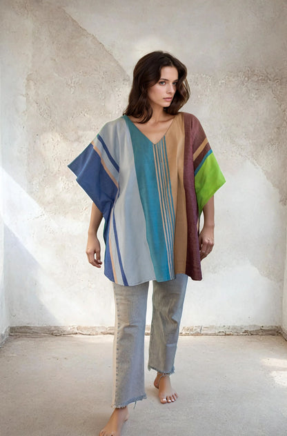 Poncho de corte oversize, unisex. Tejido 100% en telar de pedal tradicional por artesanos mexicanos. Pieza única.