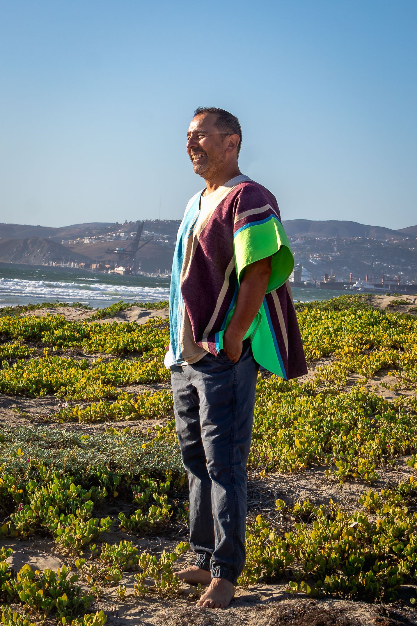 Poncho de corte oversize, unisex. Tejido 100% en telar de pedal tradicional por artesanos mexicanos. Pieza única.