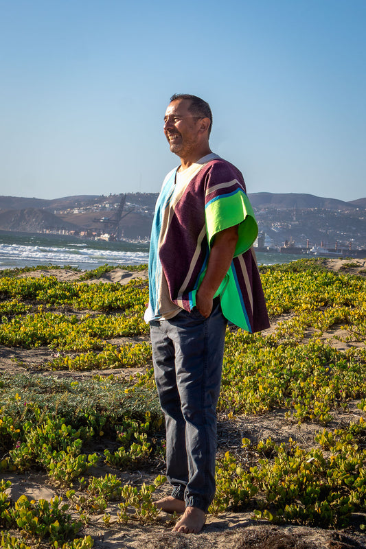 Poncho de corte oversize, unisex. Tejido 100% en telar de pedal tradicional por artesanos mexicanos. Pieza única.