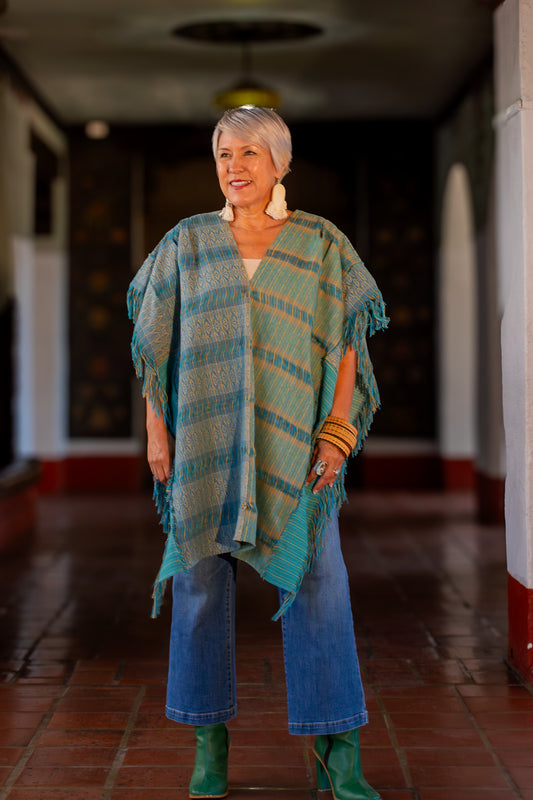 Poncho 100% moda mexicana artesanal contemporánea. Diseño original y exclusivo, textil tejido en telar de pedal tradicional. Hecho en México. 