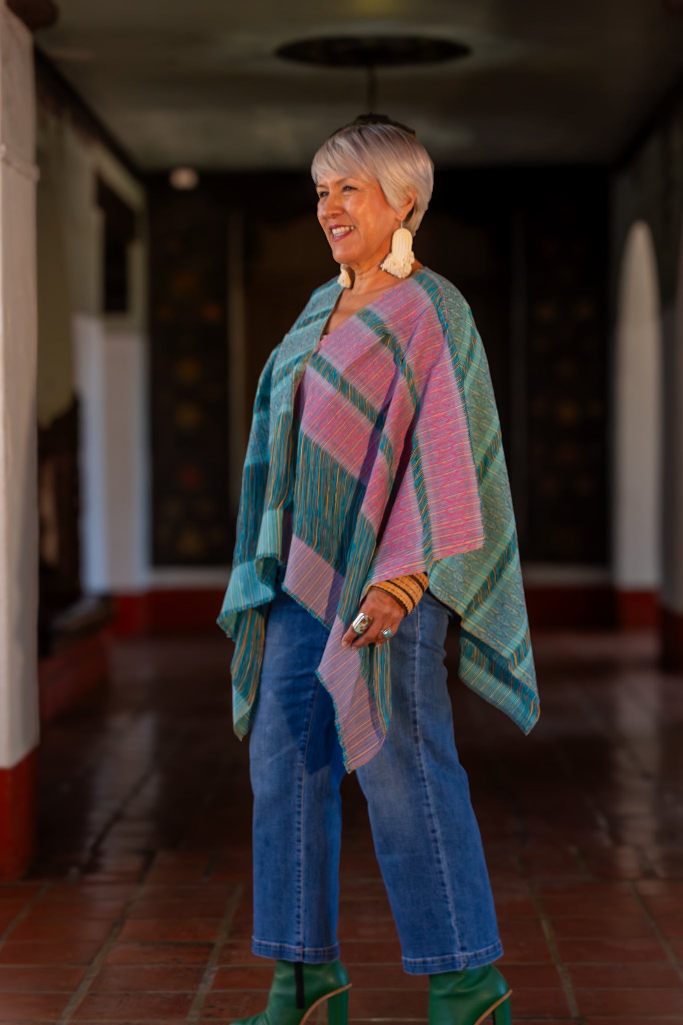 Poncho de moda mexicana artesanal, con diseño moderno y textil tejido de forma tradicional en telar de pedal. 100% algodón, Pieza única.