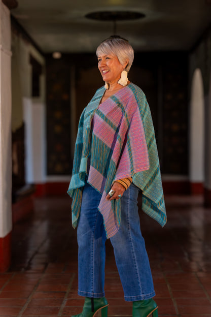 Poncho de moda mexicana artesanal, con diseño moderno y textil tejido de forma tradicional en telar de pedal. 100% algodón, Pieza única.