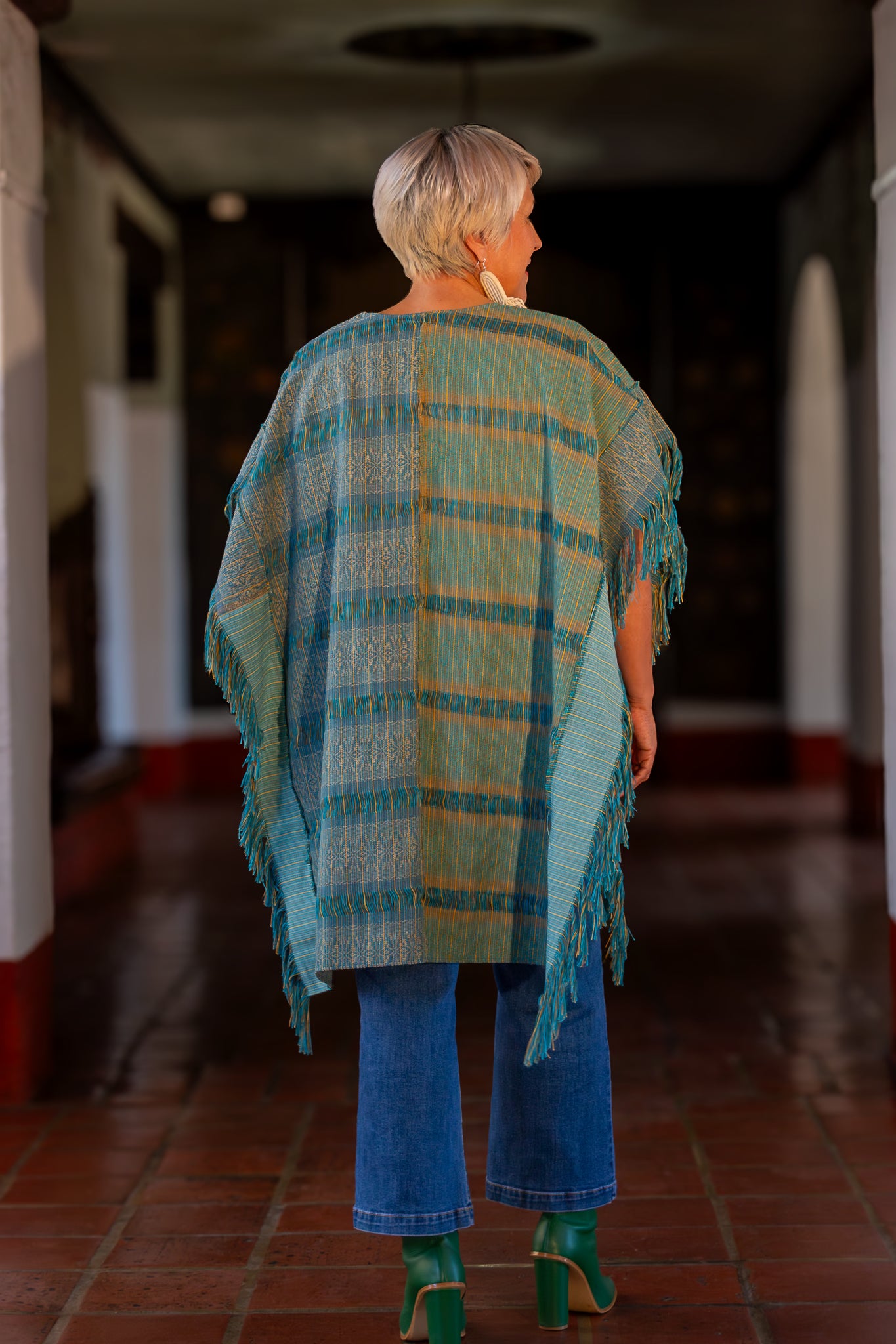 Poncho 100% moda mexicana artesanal contemporánea. Diseño original y exclusivo, textil tejido en telar de pedal tradicional. Hecho en México.