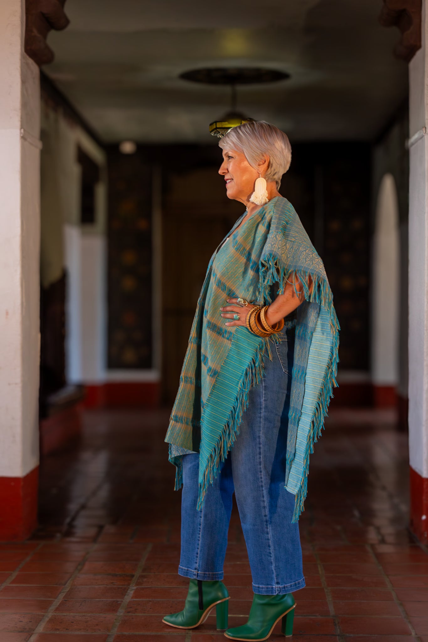 Poncho 100% moda mexicana artesanal contemporánea. Diseño original y exclusivo, textil tejido en telar de pedal tradicional. Hecho en México.