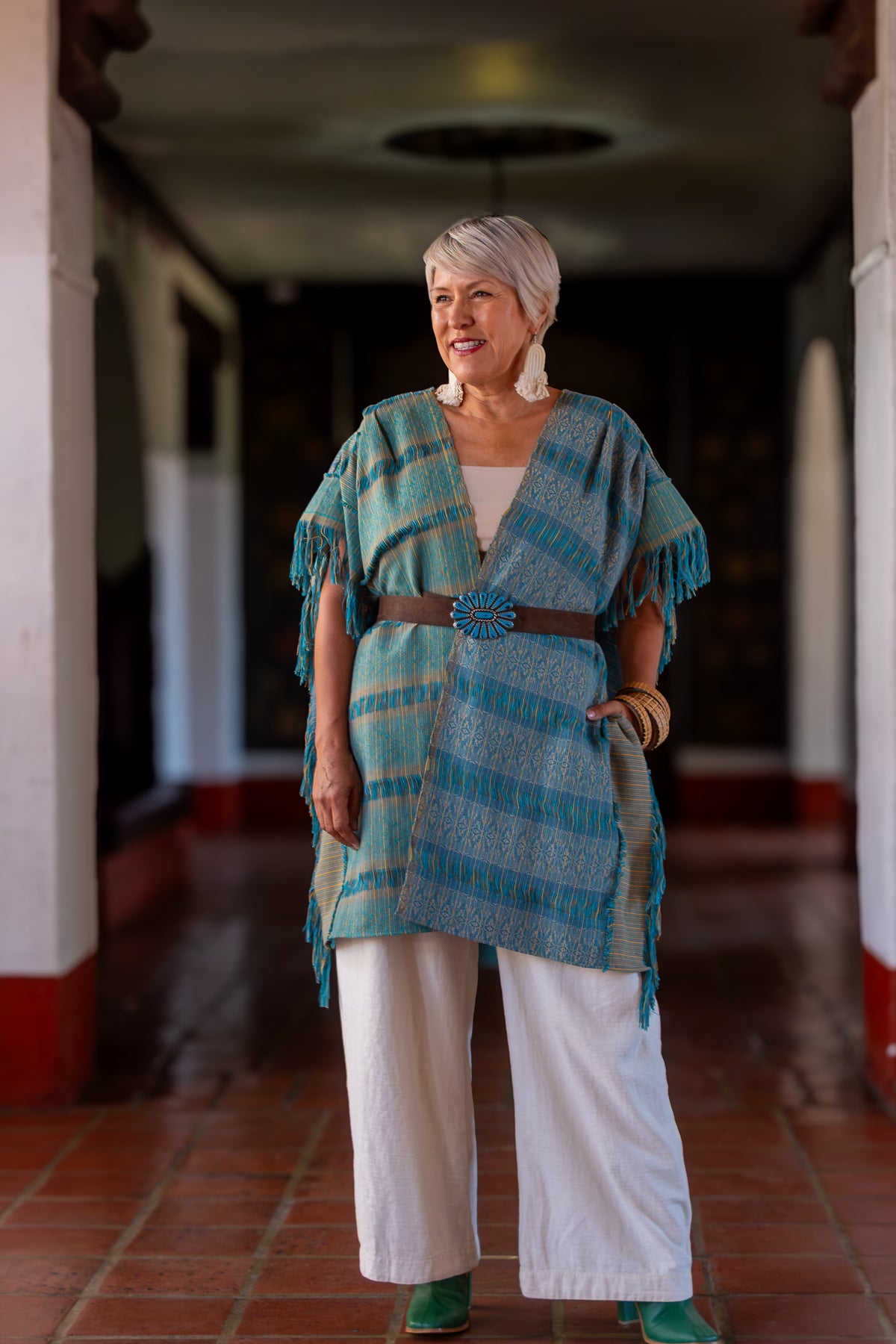 Ruana de moda mexicana artesanal contemporánea. Diseño original y exclusivo, con textil 100% algodón tejido en telar de pedal tradicional. Hecho en México.