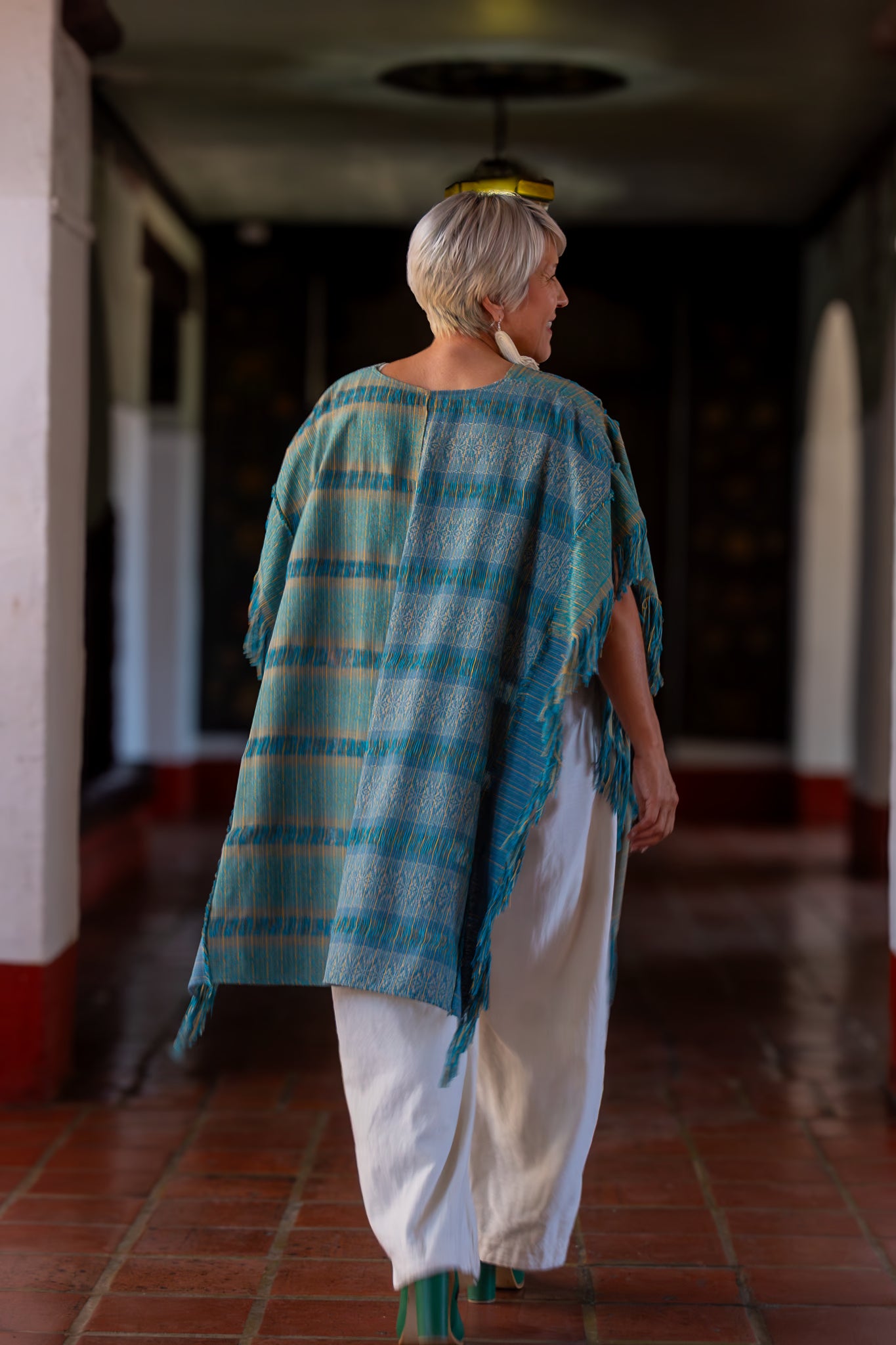Ruana de moda mexicana artesanal contemporánea. Diseño original y exclusivo, con textil 100% algodón tejido en telar de pedal tradicional. Hecho en México.
