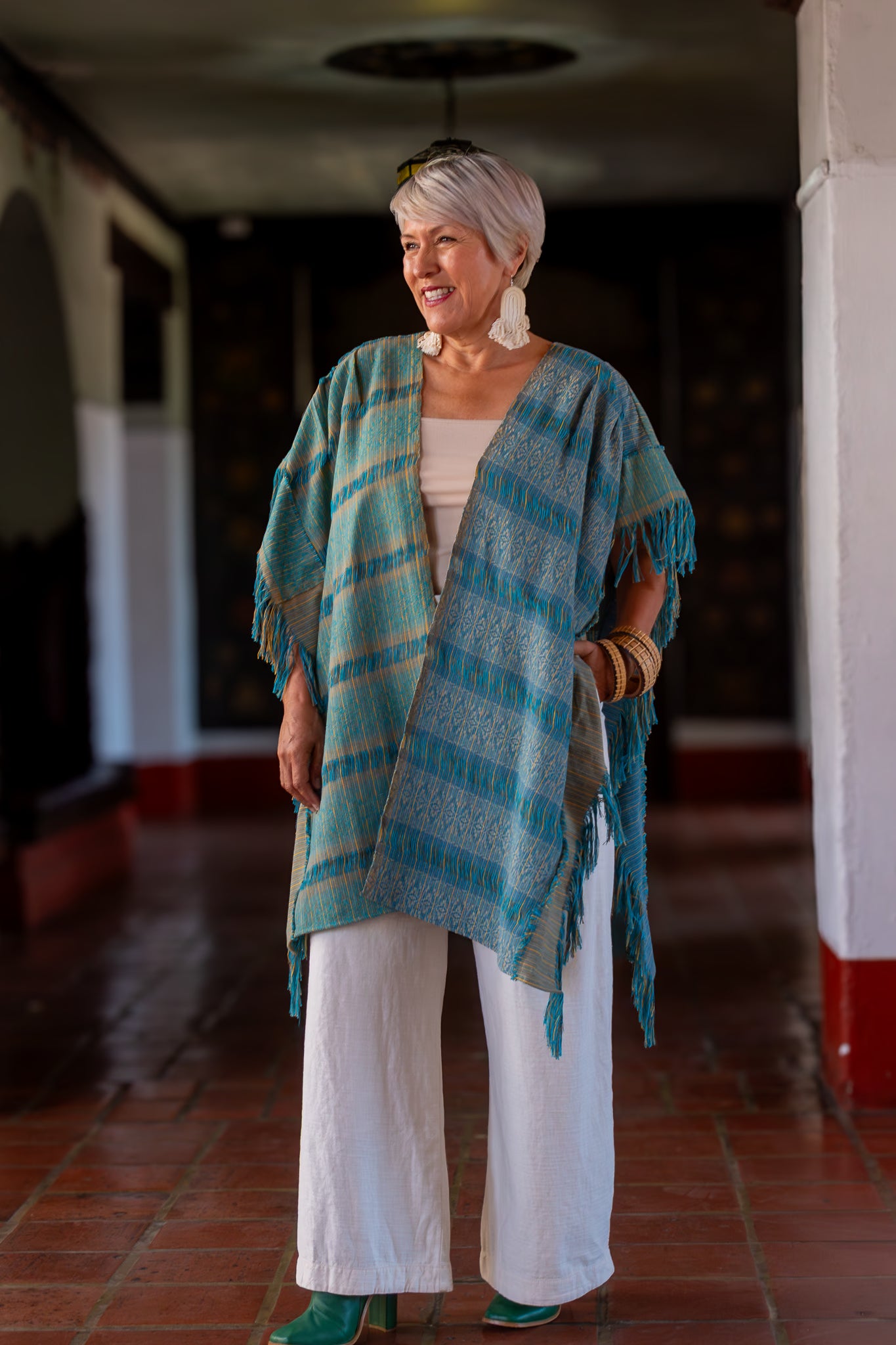 Ruana de moda mexicana artesanal contemporánea. Diseño original y exclusivo, con textil 100% algodón tejido en telar de pedal tradicional. Hecho en México.