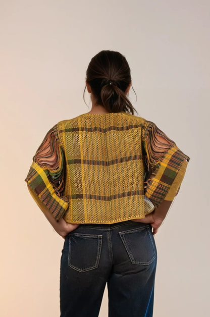 Torera elaborada con textil 100% artesanal, tejido en telar de pedal tradicional. Diseño original de Nativa de Corazón, pieza única. Vista de espalda.