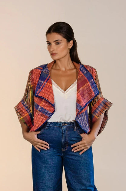 Torera elaborada con textil 100% artesanal, tejido en telar de pedal tradicional. Diseño original de Nativa de Corazón, pieza única.