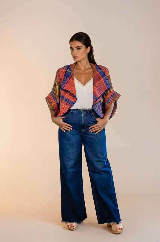 Torera elaborada con textil 100% artesanal, tejido en telar de pedal tradicional. Diseño original de Nativa de Corazón, pieza única.