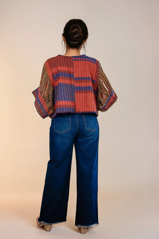 Torera elaborada con textil 100% artesanal, tejido en telar de pedal tradicional. Diseño original de Nativa de Corazón, pieza única. Vista de espalda.